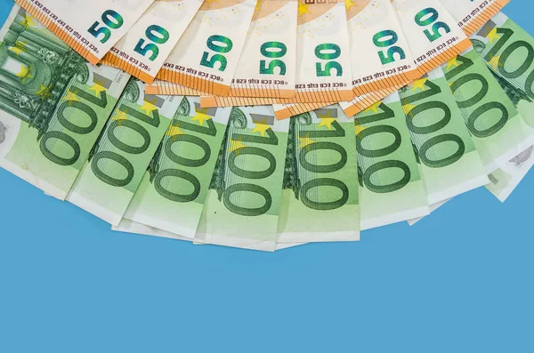 Banconote 100 Euro Sono Splendidamente Disposte Uno Sfondo Blu Tanti — Foto Stock