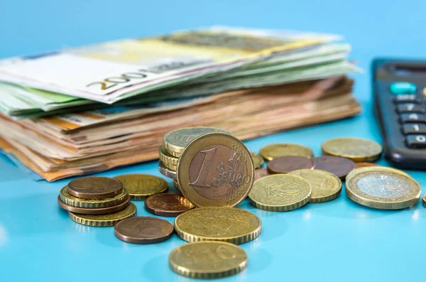 Євро Монети Калькулятор Стек Банкнотами Євро Синьому Фоні Концепція Бізнесу — стокове фото