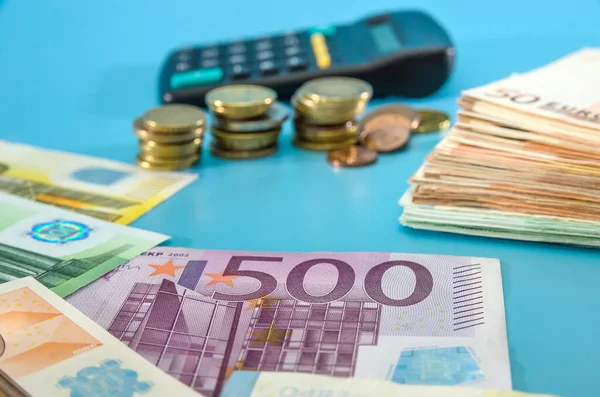 Τραπεζογραμμάτιο Αριθμομηχανή Και Κέρματα Των 500 Ευρώ Μπλε Φόντο Επιχειρηματική — Φωτογραφία Αρχείου