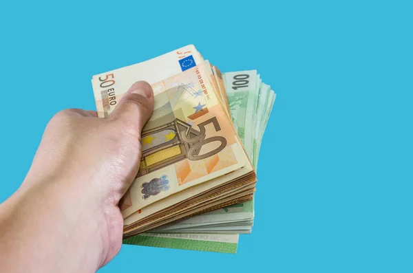 Sedlar Och 100 Euro Mänsklig Hand Med Blå Bakgrund Mycket — Stockfoto