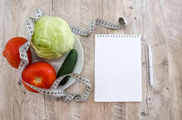 減量と健康的な食事の概念 板の野菜 木製の世紀にペンでテープやノートブックを測定します 上からの眺め 野菜料理 — ストック写真