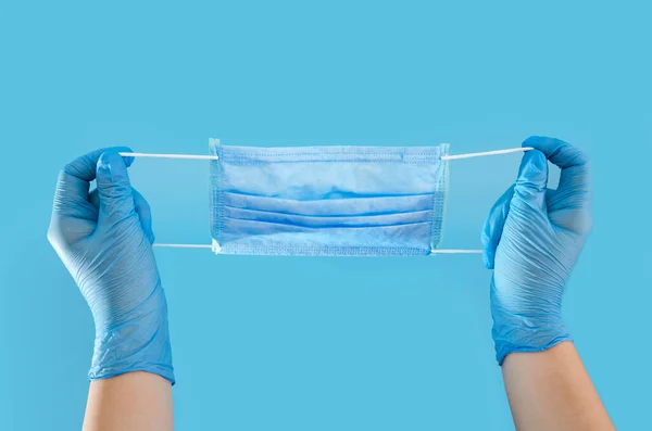 Handen Handschoenen Houden Een Steriel Medisch Masker Vast Gezondheid Persoonlijke — Stockfoto