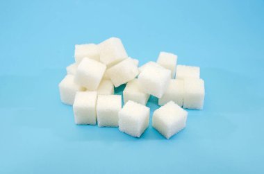 mavi arkaplanda beyaz şeker küpleri.