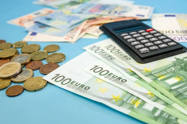 Європейські Банкноти Калькулятор Монети Синьому Фоні Багато Грошей Фінансова Концепція — стокове фото