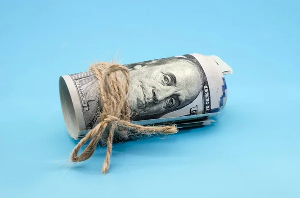 Заплатив 100 Доларів Синьому Фоні Долари Язані Мотузкою Фінансова Концепція — стокове фото