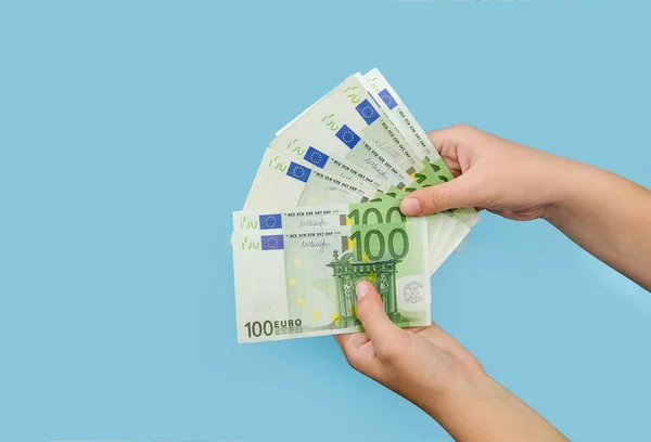 100 Euro Kvinnliga Händer Kopia Rymden Händer Med Euron Isolerad — Stockfoto