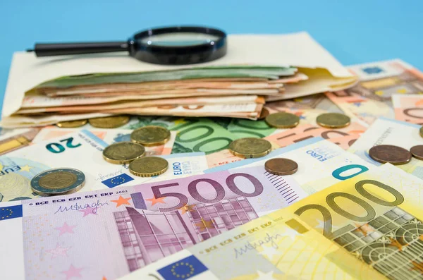 500 200 100 Euro Banknoten Münzen Und Lupe Auf Blauem — Stockfoto