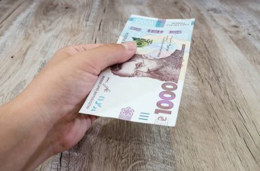Elinde 1000 Hryvnia banknotu var. Yakın plan. Ukrayna Hryvnia 'sı. Para verme ya da alma kavramı.