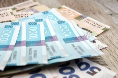 Tahta bir masanın üzerindeki Hryvnia banknotları. Yakın plan. Finansal konsept. 1000 ve 500 Hryvnia banknotları. Çok para..