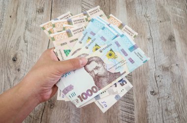 Hryvnia bir kadının elinde. Yakın plan. Finansal konsept. 1000 ve 500 Hryvnia banknotları. Çok para..