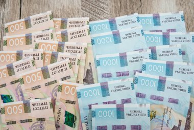 1000 ve 500 'lük banknotlar halinde bir sürü banknot. Para geçmişi. Finansal konsept. Tahta bir arka planda Ukrayna parası. Yakın plan..