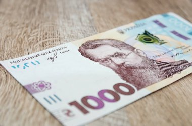 Tahta bir arka planda 1000 Hryvnia 'lık Ukrayna banknotu. Yakın plan. Vernadsky yakın plan.