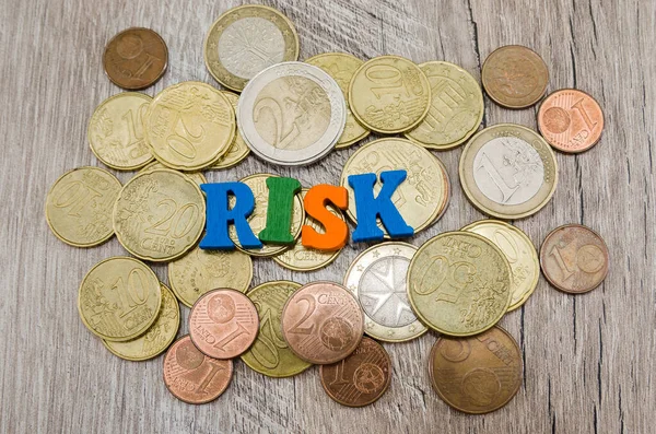 Ordet Risk Kommer Från Bokstäver Mynt Träbakgrund Begreppet Ekonomisk Risk — Stockfoto