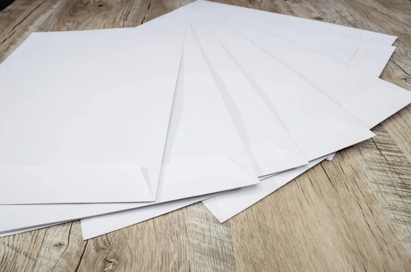 Envelopes Brancos Fundo Madeira Monte Envelopes — Fotografia de Stock