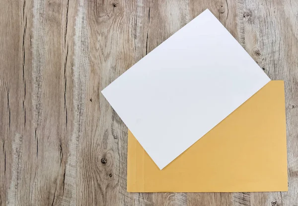 Envelopes Brancos Amarelos Sobre Fundo Madeira Cópia Espaço Lugar Para — Fotografia de Stock