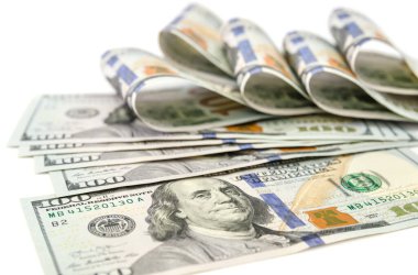 100 dolarlık banknotlar beyaza tutturulmuş..