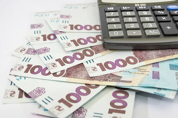 Beyaz üzerine 1000 Hryvnia banknot ve hesap makinesi.