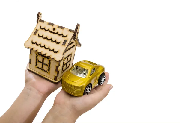 一辆白色背景的男子手中拿着玩具车和木制房子 商业概念 房地产概念 除了买房子和汽车外 还有别的选择 — 图库照片