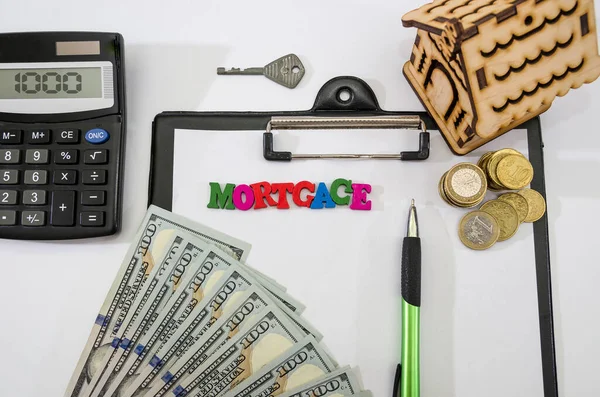 Modell Eines Holzhauses Geld Stift Und Taschenrechner Auf Weiß Immobilien — Stockfoto