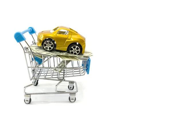 一辆白色背景的购物车里的汽车和一美元 汽车作为礼物 买辆车吧空间的复制 — 图库照片