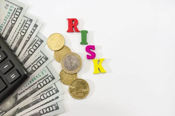 Pengar Med Miniräknare Vit Bakgrund Ordet Risk Från Bokstäver Vit — Stockfoto