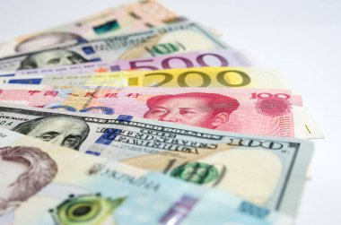 Beyaz arka planda farklı dünya banknotları. Dolar, Euro, Yuan, Hryvnia. Yakın plan plan. Mali konsept.