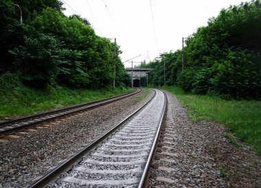 Manzaradaki eski raylar. Yerdeki raylar.