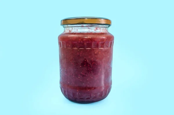 Potje Aardbeienjam Geïsoleerd Een Blauwe Achtergrond Kopie Van Ruimte — Stockfoto