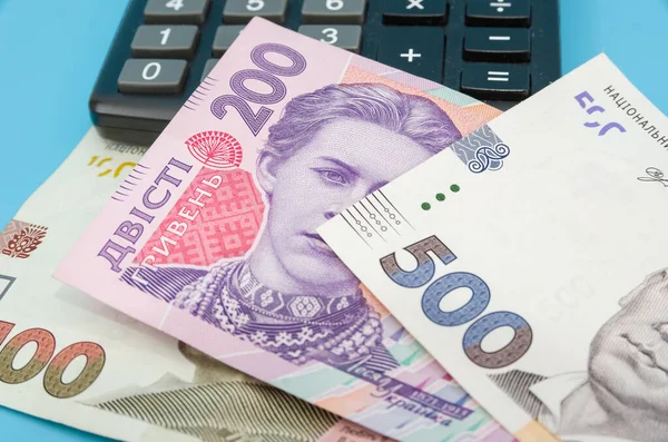 Ukrajinská Hřivna Kalkulačka Modrém Pozadí Detailní Záběr — Stock fotografie