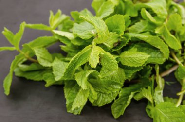 Siyah arka planda yeşil nane şekeri. Nane yaprakları.