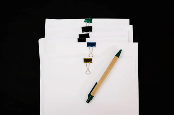 Купка Незакінчених Документів Ручка Чорному Тлі Вид Зверху Білий Офісний — стокове фото
