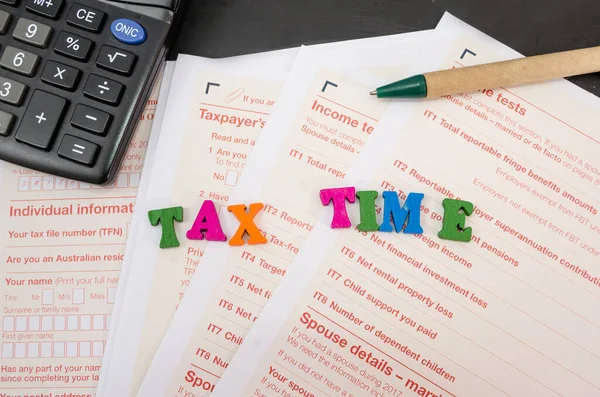 Daňový Čas Uvedený Dopisech Pozadí Australských Daňových Formulářů Kalkulačky Pera — Stock fotografie