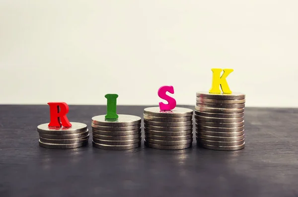 Staplar Med Mynt Med Bokstäver Risk Begreppet Kris Risk — Stockfoto