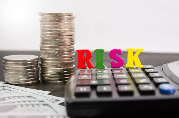 Ordet Risk Vikt Med Bokstäver Miniräknare Staplar Mynt Och Dollar — Stockfoto