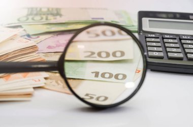 Avro banknotları büyüteç / finans konseptiyle görülebilir. Filtreyle resim.