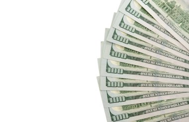 Bu yığında 100 dolarlık banknotlar var. Yelpaze gibi yayılmış, beyaz arka planda izole edilmiş..