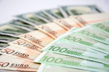 Euro banknotları ve dolar. Finansal geçmiş.
