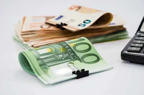 Банкнота Euro Кліпом Калькулятором Білому Тлі Фінансова Концепція Заощаджувальна Концепція — стокове фото