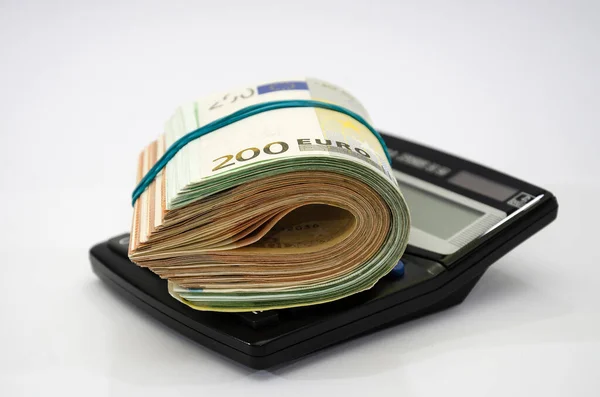 Банкноти Євро Пов Язані Еластичною Смугою Лежать Калькуляторі Багато Грошей — стокове фото