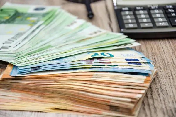 Багато Банкнот Євро Калькулятором Збільшувальним Склом Зблизька Фінансова Концепція Stack — стокове фото