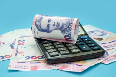 200 Hryvnia, hesap makinesinin üzerinde. Mavi arkaplan
