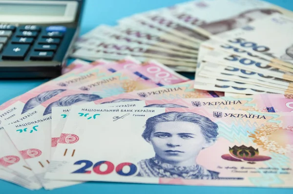 Нові Банкноти Номіналом 200 500 1000 Гривень Калькулятором Синьому Українські — стокове фото