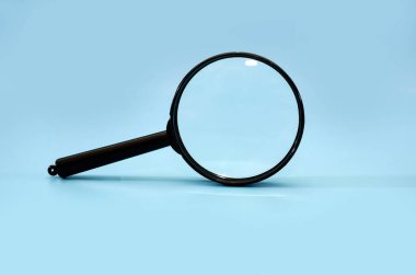 Mavi arkaplanda büyüteç.