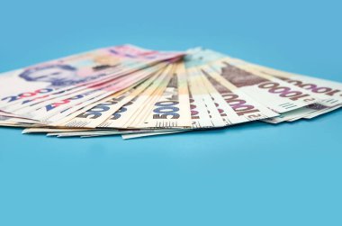 Mavi arka planda Ukrayna Hryvnia 'sı. Çok para. Mali konsept.