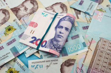 200 Hryvnia banknotu elastik bir bantla bağlanmış. Ukrayna para birimi.