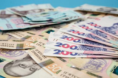 Mavi arka planda Ukrayna Hryvnia 'sı. Çok para..