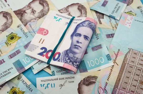 Billetes 200 Hryvnia Conectados Con Una Banda Elástica Sobre Fondo — Foto de Stock