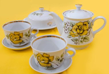 Sarı arkaplanda çay seti.