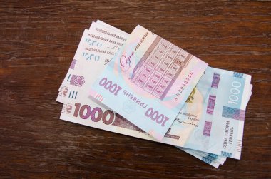 Yeni 1000 Hryvnia banknotları ahşap bir masada. Mali konsept.