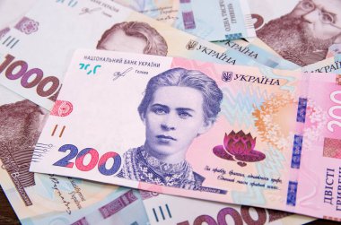 1000 Hryvnia banknotunun arka planına karşılık 200 Hryvnia 'lık yeni banknot. Mali konsept.